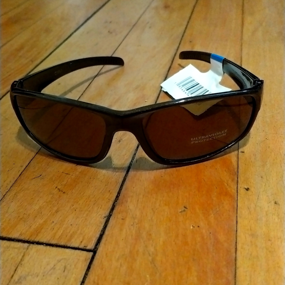 Greenbrier International Black Sunglasses with UV Protection